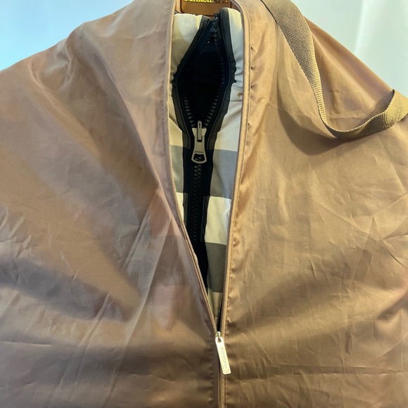 Authentic Burberry Puffer jacket Size: M
Gently used minimal signs of wear - Picture 7 of 8